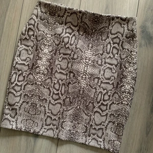 Kjol - Kjol i orm mönster fint skick köparen står för frakt ❤️