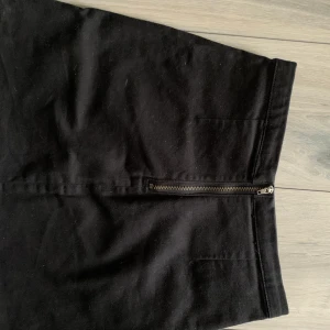 Kjol - Svart kjol med dragkedja Ibai , köpare står för frakt