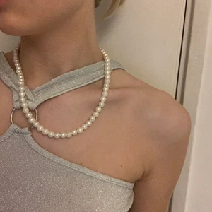 Topp - Super cool glitter topp från bikbok , säljs inte mera köpt för ca 2 år sen , as fin bra skick köparen står för frakt ❤️