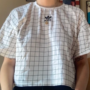 Adidas T-shirt - Svart vit rutig Adidas t-shirt💖 Storlek 38 men sitter oversized och är i stretchigt material. Använd ett fåtal gånger och är i bra kvalitet!🧚🏻‍♂️