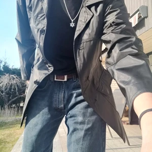 Svart jacka - snygg halvlång jacka!🍾 Den är lite ripped på båda sidor under armhålan men det är inget som syns när den är på. Passa perfekt till våren då den är ganska tunn.