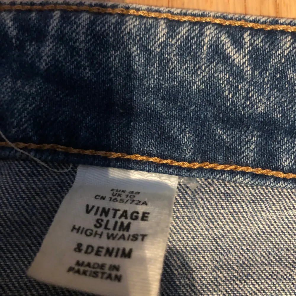 Hm mom jeans, köpa förra sommaren i butik. Använda 2-3 gånger. Säljer pågrund av att de blivit för små. Strl 38. Jeans & Byxor.