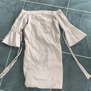 Klänning  - Säljer denna snygga klänning som ja använde mycket förra sommarn då den är köpt. Jätte bra skick, kom privat för mer bilder🌸frakt ingår inte 