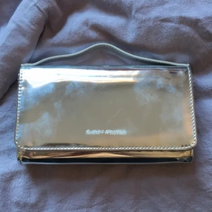 Silvrig väska - Söt silvrig väska/plånbok! Aldrig använd! 