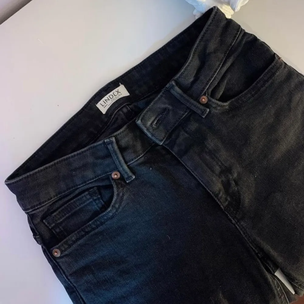 Lindex jeans, i princip nya, använt och tvättat 1 gång. Trendig rak modell, tvättad svart färg! . Jeans & Byxor.