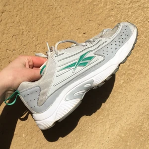 REEBOK DMX SERIES 2K - Riktigt bekväma och snygga, lite uppskavda på insidan av hälen (som det brukar bli tyvärr) men har mycket kvar att ge! Storlek 36 (23cm)