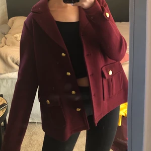 Kort kappa  - Kort kappa i vinröd färg i storlek S❤️ ifrån Lindex, helt oanvänd därav lappen kvar. Buda i kommentarerna❣️ köparen står för frakten❣️