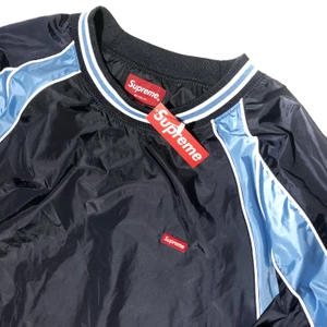 Supreme Piping Warm Up Pullover/Crewneck - Supreme Piping Warm Up Pullover från FW19 (2019)❄️ • Size: L • Cond: 10/10 (Oanvänd med tags kvar) • Mått: Längd: 68cm Bredd: 65cm