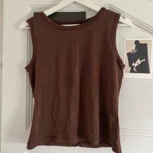 Brunt linne Filippa K - Snyggt brunt linne från Filippa k i storleken M. Skulle säga att den är något mindre i storleken men materialet är strechigt och glansigt. Köparen står för frakt! Tveka inte att skicka iväg ett meddelande om ni har frågor🌟🌟