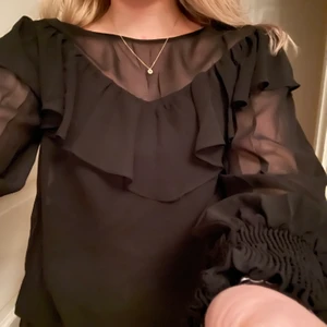 Blus, VILA - Strl L, använd nån gång, genomskinlig med ett linne inbyggt i blusen typ, bara fråga om ni vill se mer bilder