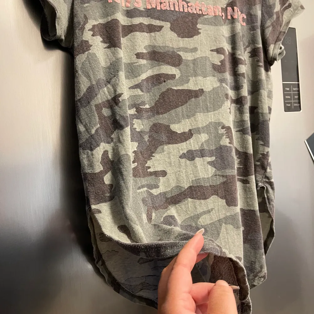 Söt tröja i Camo, med slits på sidorna. Fint skick.storlek M💕köparen står för 🚚 frakt. . T-shirts.