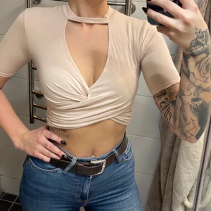 Topp  - Ljusrosa/nude tröja med urringning. Mjukt material😍