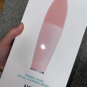 Thermal sonic facial cleansing brush  - Lyko thermal facial brush är en rengöringsborste med termisk spabehandling och värmefunktion. Oöppnad förpackning. Säljer då den inte kommit till användning för 560:-