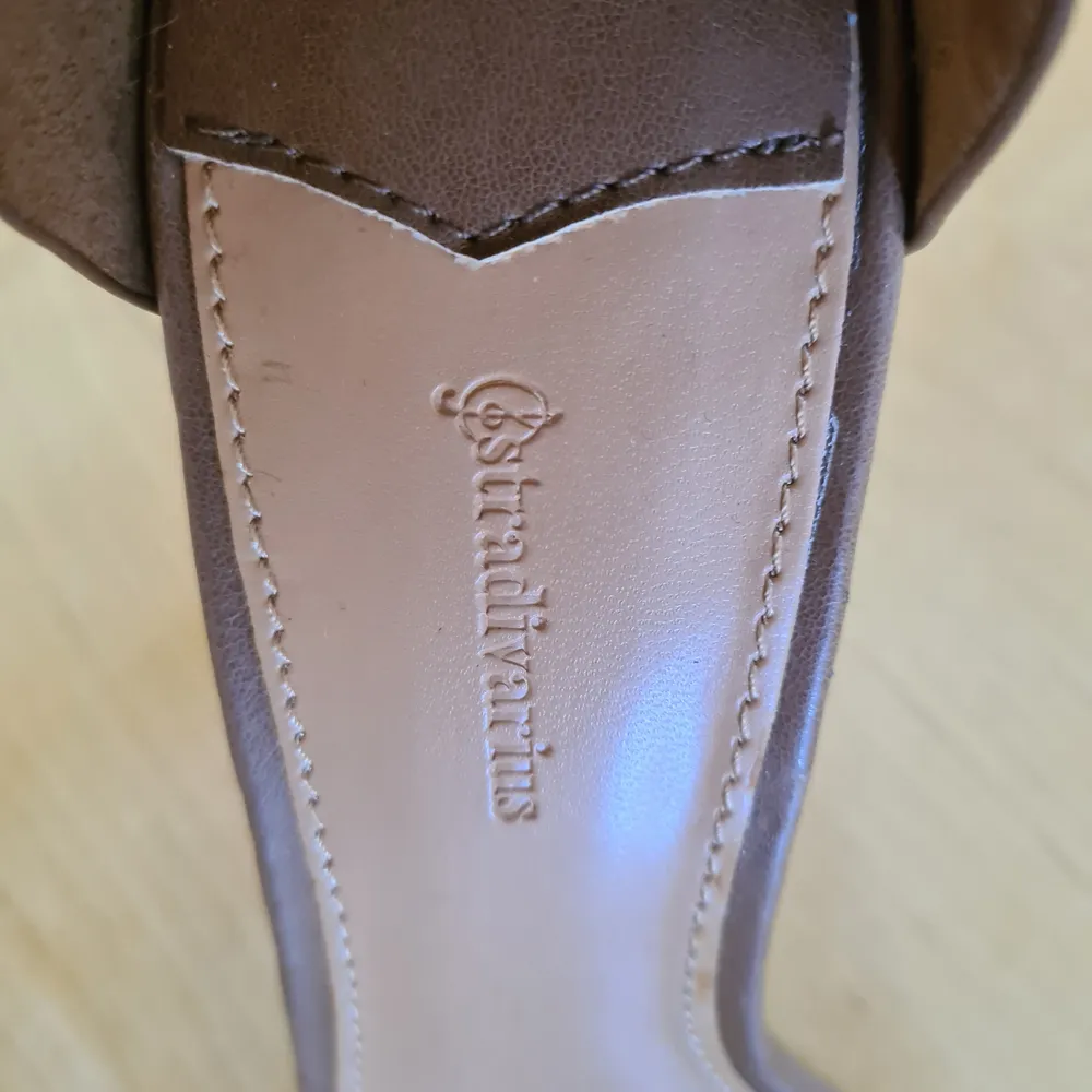 Nya oanvända sandaletter inköpta i Italien av märket Stradivarius i färgen beige. Med följer extra tillbehör till klack vid omklackning. Strl 38. Tidigare pris 29,95Euro. Säljer för 150kr. Säljaren står för frakten. Skor.