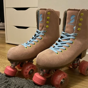 Rullskridskor  - Säljer då jag inte använder dom för att de e för stora. Köpte dom på euroskateshop för 1358kr. Själva skon är mocka, platen är i aluminium. Skon är mjuk o bekväm, stoppen är bra då man kan reglera den hur hög eller låg den ska va och eftersom platen är i aluminium så är dom väldigt stabila o tål mycke. De är i princip nästan som nya då jag bara test åkt dom inomhus 2/3 gånger