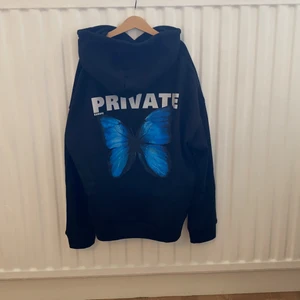 Snygg hoodie i strl S - Helt oanvänd och säljer för jag aldrig använder den. Det är strl S.