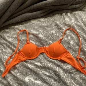 Badkläder💝 - Jag köpte dem här för 90 krmen säljer för 40 kr, säljer eftersom jag inte tycker dem är fina och har aldrig heller använt🥰 Storlek S men  Dom är ganska små så passar lite mindre personer❤️ Köparen står för frakten.