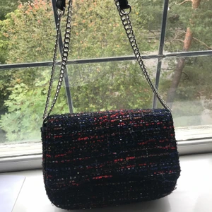 Beck Söndergaard väska - Säljer denna söta väskan från Beck Söndergaard med silvriga detaljer❤️ Kan både bäras som axelväska och cross body!