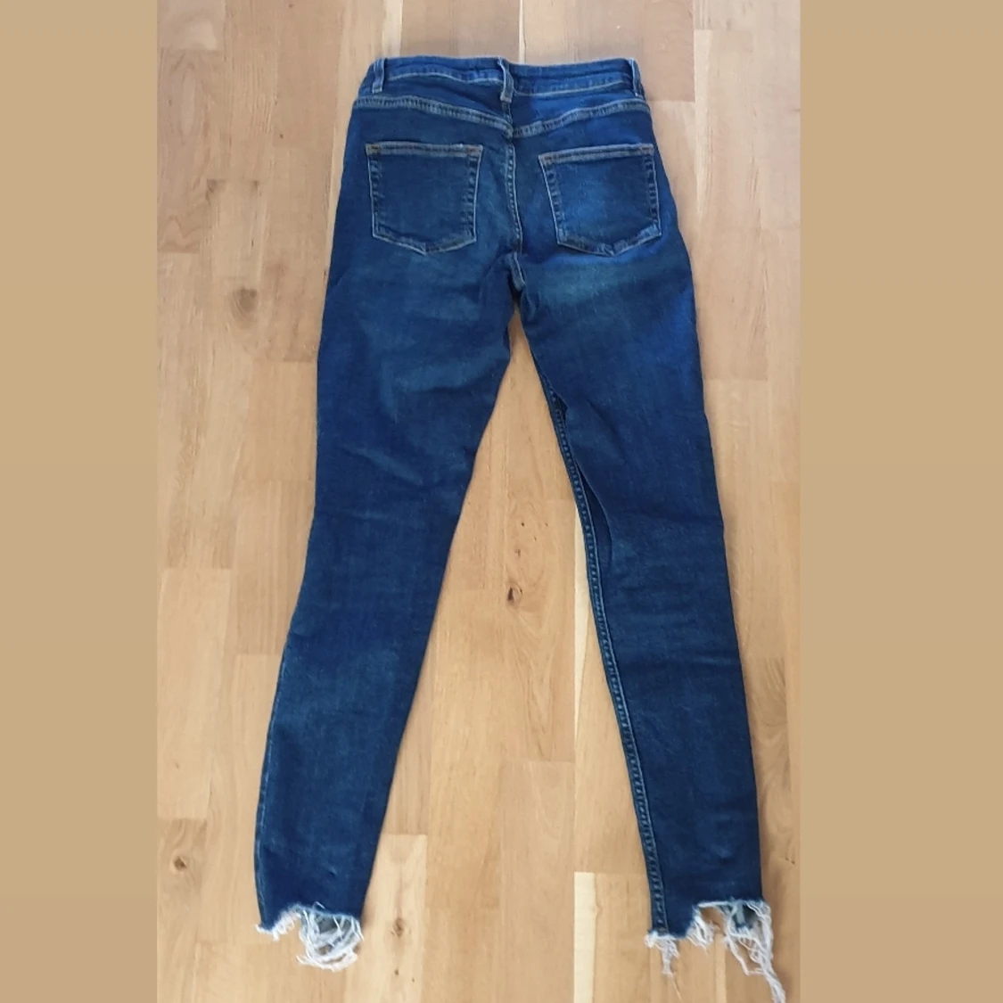 Mörkblå jeans med hål  - 91