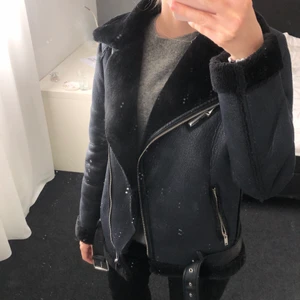 Höstjacka  - Höstjacka. Skön, varm och supermysig inuti. Fint skick! Skriv för fler bilder 💕 