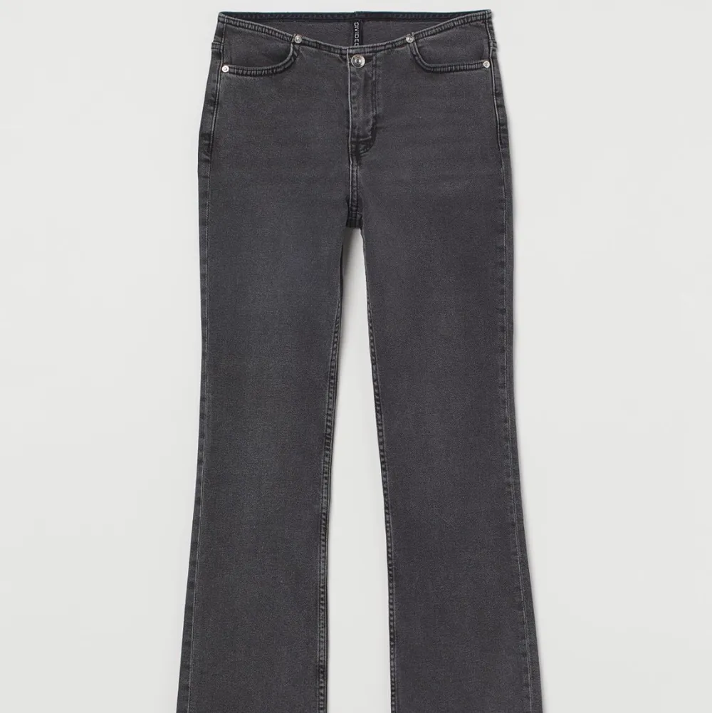 säljer mina jättefina gråa jeans från h&m och knappt använda pga att dom är för stora i midjan 💕 . Jeans & Byxor.