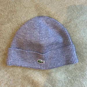 Lacoste mössor blå/grå - Säljer för att dom inte används! Den blå mössan är lite mindre än den gråa men det är ingen större skillnad egentligen. En mössa för 75kr, båda för 120kr. Äkta! Köpa på kidsbrandstore. BUDA!!!
