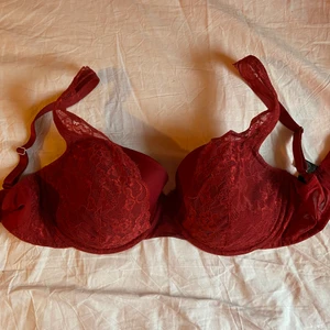 Röd bh i 85 E - Röd bh i 85E med snygga lace detaljer.