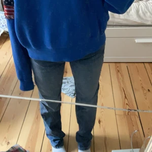As snygga jeans - Säljer nu dessa as snygga midrise jeansen ifrån zara!! Jeansen är köpta någon månad sen men bara använda Max 3 gånger! Jeansen är i modellen midrise straight❤️