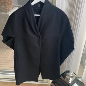 COS  kappa 🖤 - COS  kappa ull ,   svart färg , storlek 38…..🖤🖤🖤🖤🖤🖤🖤 lite oversize 