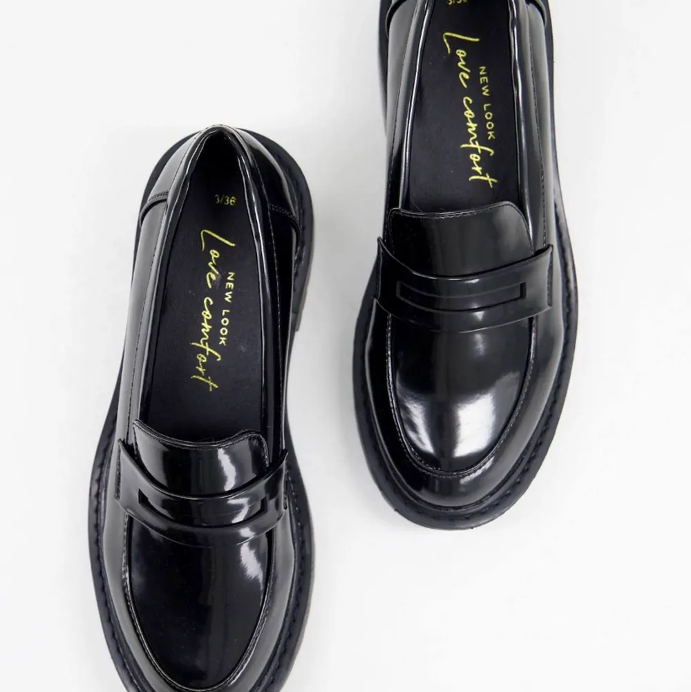 Superfina loafers från ASOS i svart. Helt nya och aldrig använda då de var för stora för mig.. Skor.