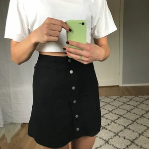 Svart mocka kjol - Säljer denna snygga kjol ifrån Hm använd typ två gånger Max så i fint skick! Den är i mocka, men FEJK mocka såklart! Perfekt att styla höstoutfits med:)