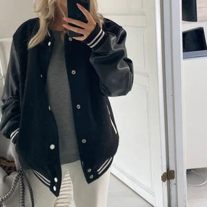 Jacka  - Säljer min älskade jacka från BERSHKA!! knappt använd. Jackan är i storlek M, men sitter perfekt på mig som brukar ha XS/S. 👊🏽 FRAKREN TILLKOMMER. Köp direkt för 600! HÖGSTA BUD: 450