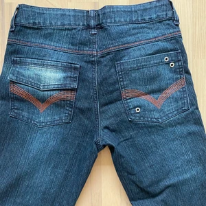 Glozz jeans - Säljer dessa fina lågmidjade jeans från glozz, dem är helt nya och aldrig använda! Säljer dem pågrund av att dem är för små för mig! Det står att dem är storlek M men jag skulle säga att dem mer är som S!