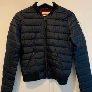 Abercrombie and fitch  - Jättefin navy blue abercrombie and fitch jacka! Passar bra till lite kyligare sommarkvällar men även höst/vår. Bra skick! Är tyvärr för liten för mig.