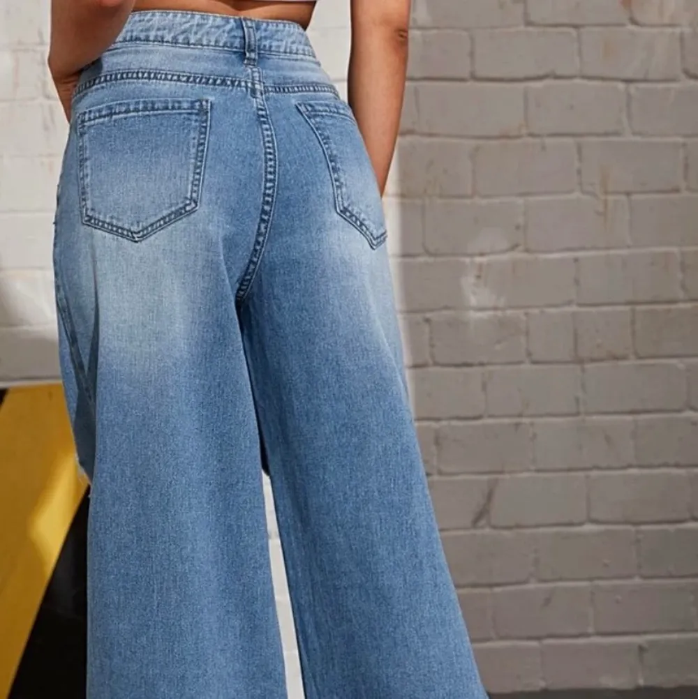 Sååå fina jeans som tyvärr är för små för mig. Strl är L men jag skulle säga att de är mer som en strl M. Jeansen är aldrig använda. Finns även möjlighet att få flera bilder ifall man vill det:) . Jeans & Byxor.