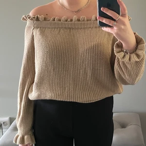 Off shoulder stickad tröja  - Sweater från nakd med ruffels. Den har bara chillat i min garderob har max haft på mig den ksk 1 gg