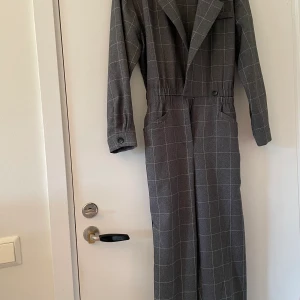 Jumpsuit MANGO  - Använd 2-3 gånger. Ord pris 599 kr. Stolek S men passar storlek M