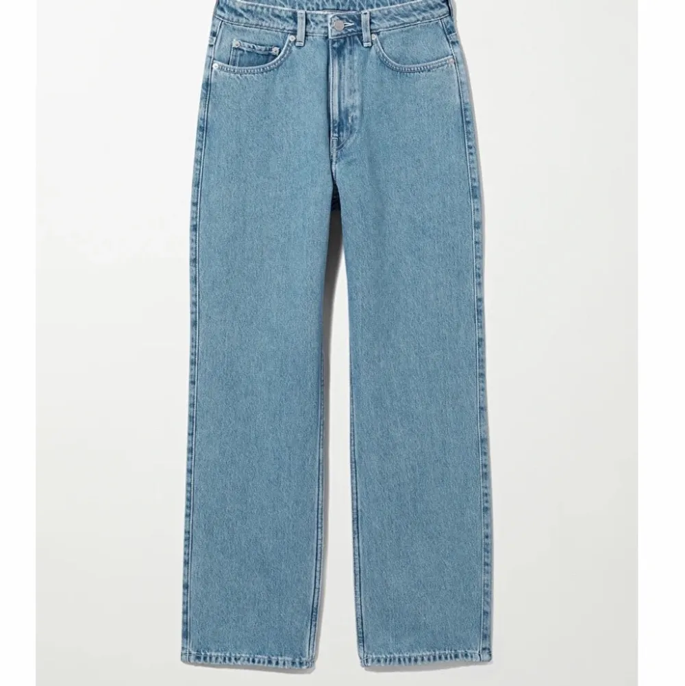Supersnygga jeans från weekday , endast använda tre ggr. Säljes pga fel storlek tyvärr. Färgen var slutsåld i butik! Obs! Jag har klippt upp dem 2 cm.. Jeans & Byxor.