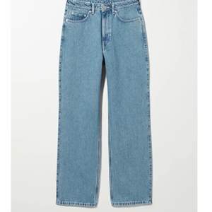 Supersnygga jeans från weekday , endast använda tre ggr. Säljes pga fel storlek tyvärr. Färgen var slutsåld i butik! Obs! Jag har klippt upp dem 2 cm.