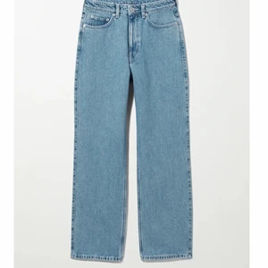 Rowe Extra High Jeans - Supersnygga jeans från weekday , endast använda tre ggr. Säljes pga fel storlek tyvärr. Färgen var slutsåld i butik! Obs! Jag har klippt upp dem 2 cm.