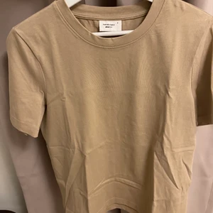 T-shirt  - Fin T-shirt som är använd enbart 1 gång. Tjockare tyg.