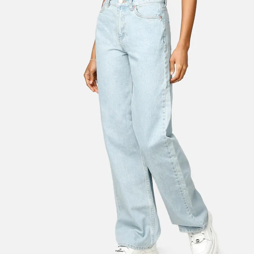 Sjukt snygga jeans men dom är för korta så säljer här! Skicket är bra på dom, väldigt sköna jeans. Har storlek S i vanliga fall o dom här är 24. jag är 1,69! Nypris 500:) köparen står för frakt! Dom är endast 2-3 cm korta så om man är ca 166 cm når dom marken. Jeans & Byxor.