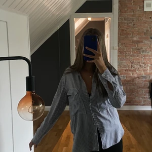 Zara skjorta  - Säljer min superfina randiga skjorta från zara. Använt ett fåtal gånger och ser ut som ny! Nypris 399kr, säljer för 150kr plus frakt! Kan diskutera priset💘