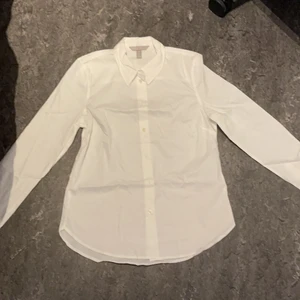 Hm skjorta xs - Endast testad, köpt för ett par månader sen på hm och har därför inte kvar prislappen. Köpt för 150kr