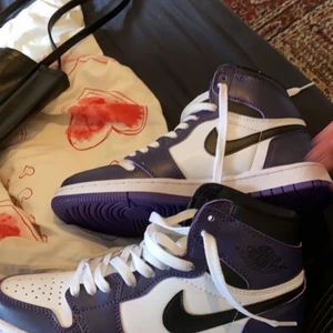 air jordan 1 court purple  - ett par jordans som är använda fåtal gånger, men ser ut som nyskick.( lite creased, men det kan jag fixa för kunden) köpta för 2000kr säljer för 1400kr, på grund av ingen användning av dom😍 FINNS FORTFARANDE TILL SALU⚠️