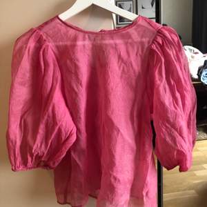 En rosa blus från H&M, genomskinlig men snygg med bralette under 💘