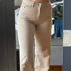 Beiga jeans från monki!🤍använda fåtal gånger. W25.         120+frakt🤎