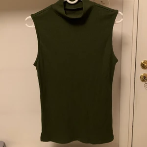 Linne med halvpolo strl M - Helt oanvänt linne med halvpolo i storlek M från lager157. Endast betalning med Swish. Jag står inte för frakt eller postens slarv🥰