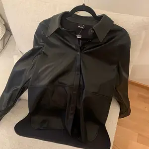 Faux leather jacka/skjorta i storleken 36