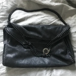 Stella McCartney väska - Intressekoll!!! På min stella väska. Nyskick så absolut inga skador eller slitningar💓💓 säljer endast vid bra bud💓 väskan finns inte längre hos stella mccartney då den är väldigt unik med en unik kedja. 😊😊